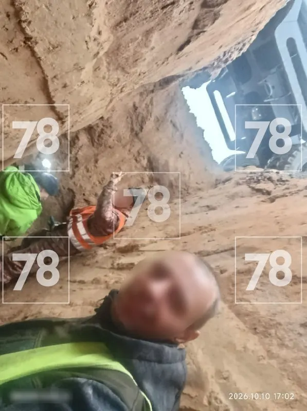 Очевидцы вынесли одного рабочего до приезда скорой; второй погиб. Погибшему было 44 года, он родом из Узбекистана; второму — 31 год, он приехал в Санкт-Петербург из Карелии.