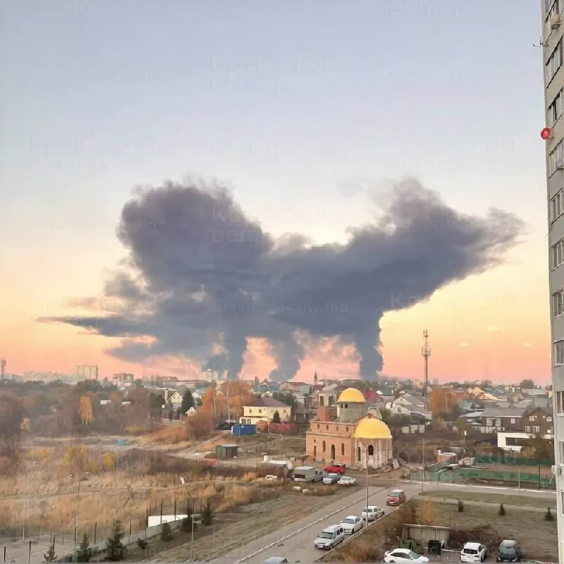 В Самарской области горит нефтеперерабатывающий завод, производящий топливо для армии; в Москве и ряде городов задержано около 500 авиарейсов, сотни рейсов перенаправлены на запасные аэродромы.