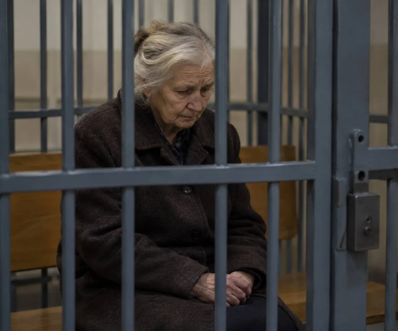 68-летняя женщина обвиняется в насильственных действиях сексуального характера по отношению к двум внукам; проводится расследование и приняты меры задержания.