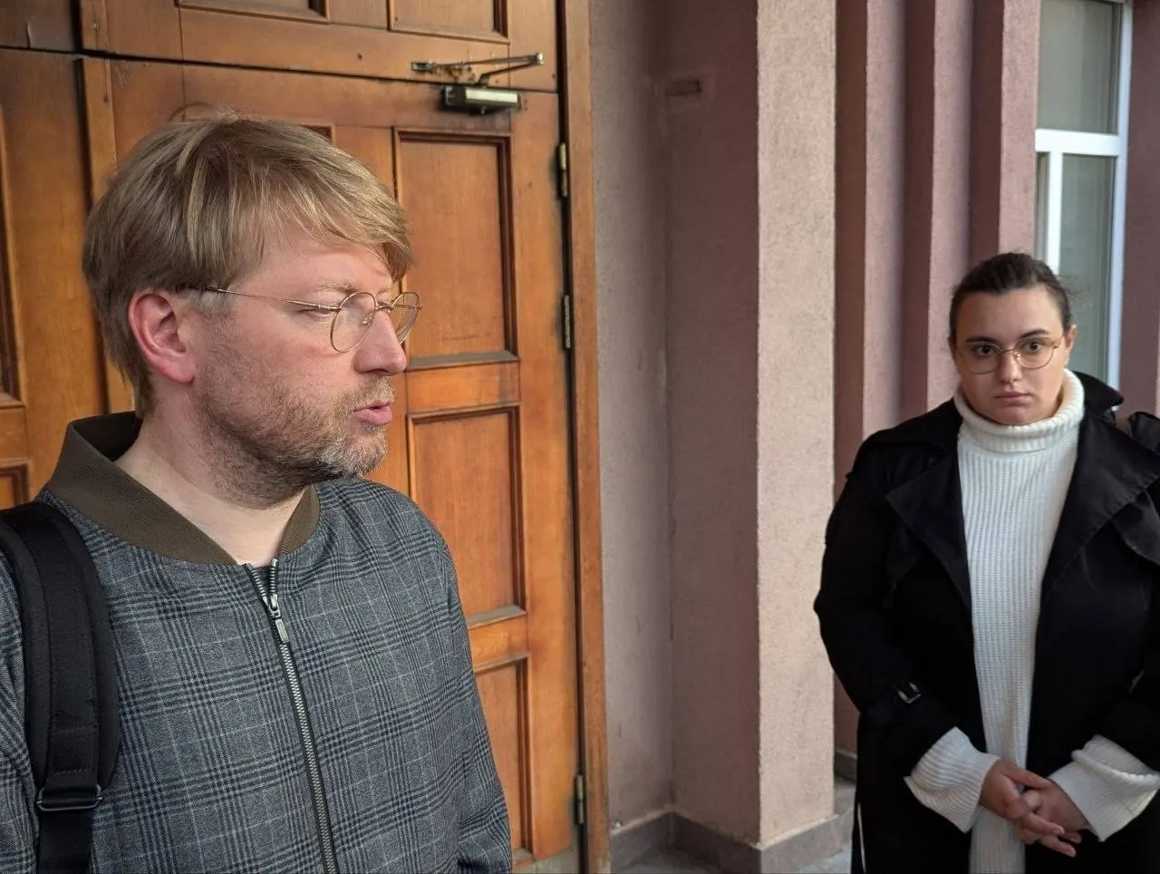 Лидер оппозиционной партии получил штраф за надписи на бюллетенях в день голосования, квалифицированные судом как мелкое хулиганство.