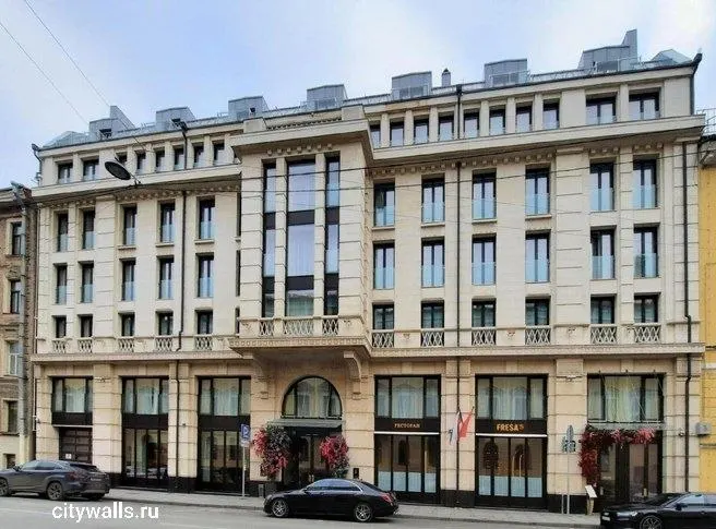 В ходе реконструкции на Вознесенском проспекте запланирован демонтаж террасы-мезонина у гостиницы, новый объём высотой 30,5 метров.