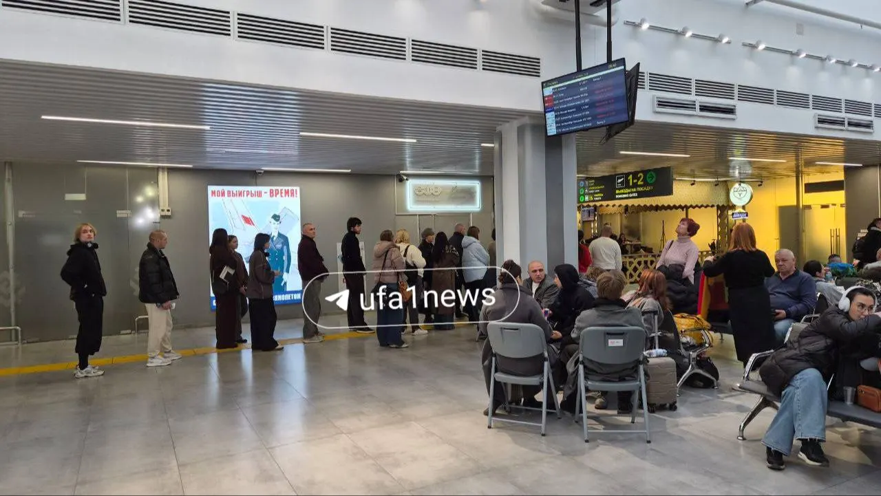 Пассажиры ожидали вылетов: рейсы до Москвы и Санкт-Петербурга постоянно откладывались, самолёты приземлялись в Оренбурге, Екатеринбурге и Казани.