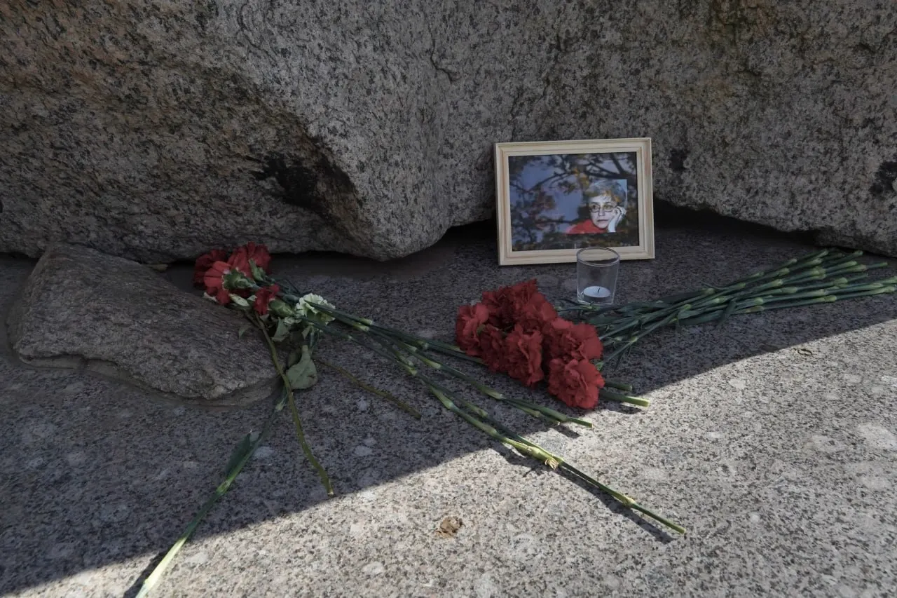 Горожане возложили цветы и фотографии журналистки к мемориалу, посвящённому памяти Анны Политковской, в Петербурге.