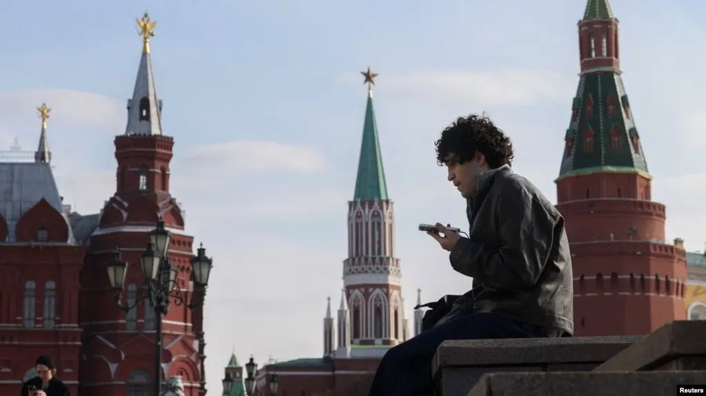 Законопроект предусматривает возрастную идентификацию несовершеннолетних и ограничения доступа к интернету для детей, с опорой на зарубежный опыт.