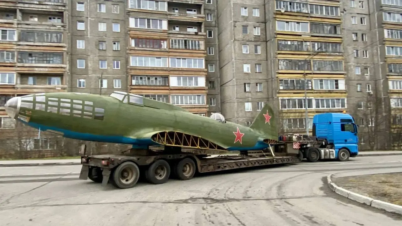 После реконструкции фюзеляж доставлен в Североморск; ведутся работы по восстановлению самолета Ил-4.