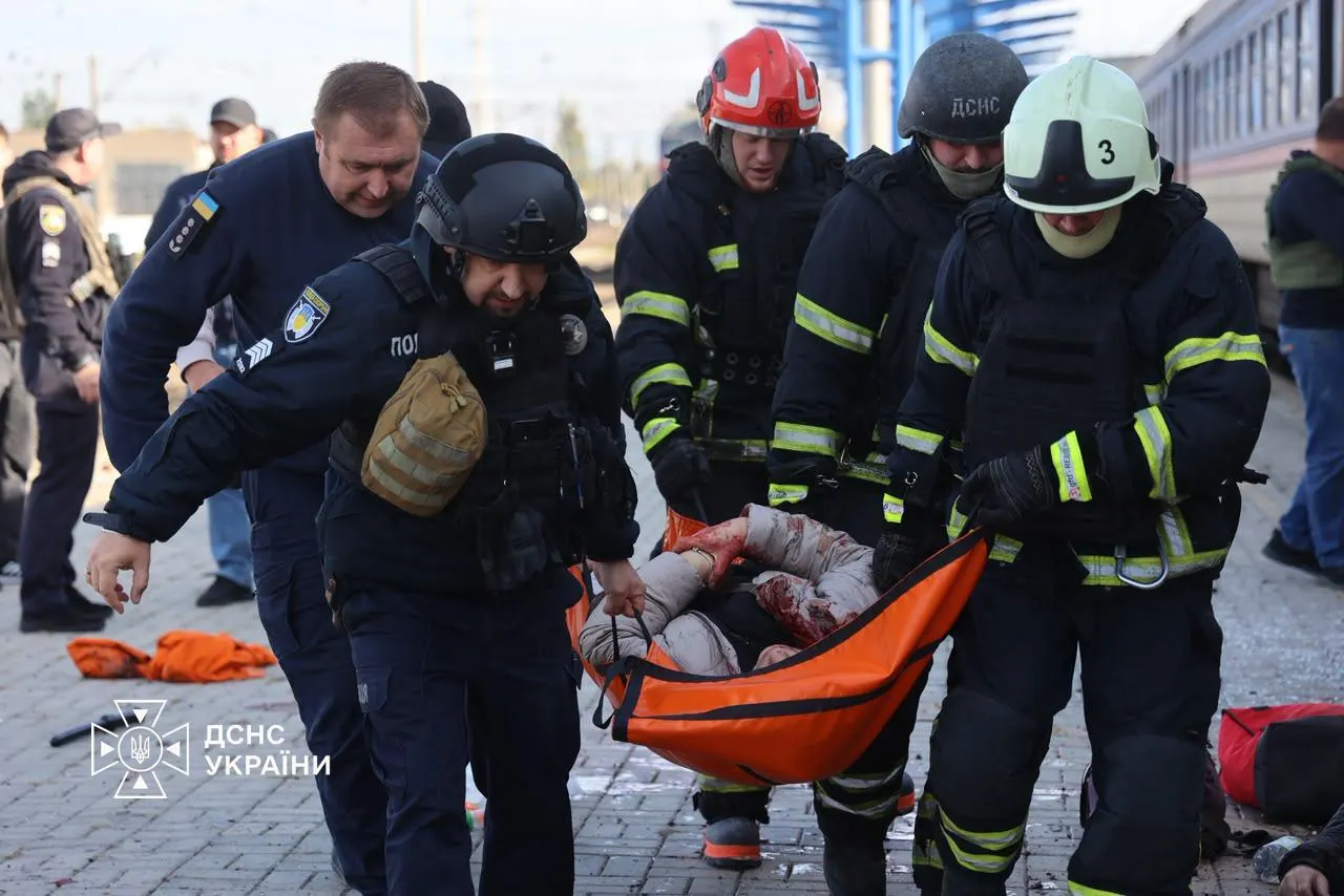 Отмены рейсов в московских и петербургских аэропортах; гибель людей на вокзале в Днепре и новые данные о ночных боевых действий и дронах.