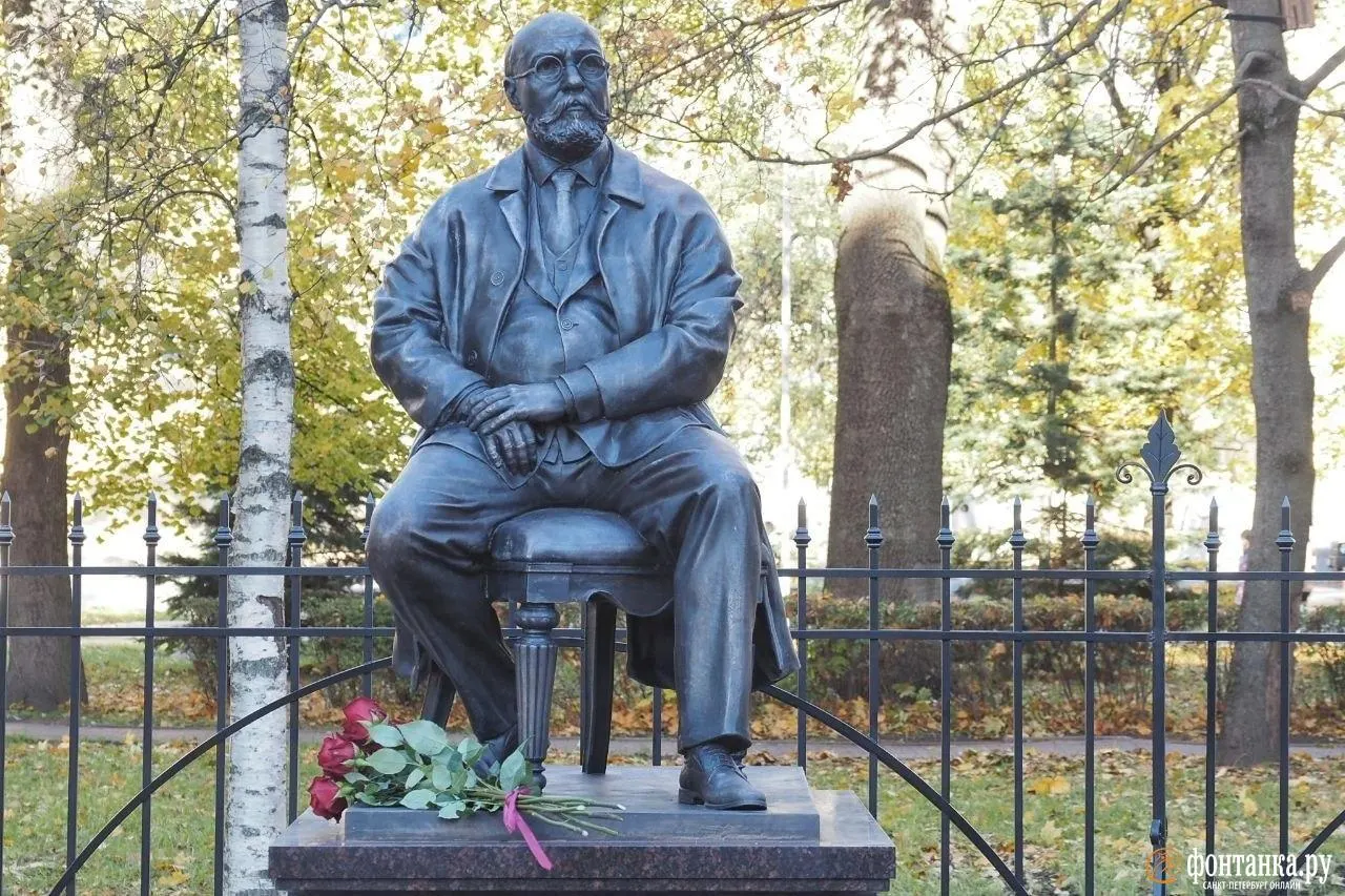 Памятник основателю местной анестезии Василию фон Анрепу установлен в Санкт-Петербурге. Он возглавлял Санкт-Петербургский женский медицинский институт и внёс значительный вклад в развитие медицины.