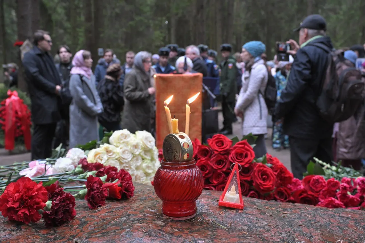 На месте мемориального кладбища в Левашовской пустоши прошла памятная церемония: возложение цветов и богослужение; на кладбище присутствовали омоновцы в бронежилетах, взаимодействий с участниками зафиксировано не было.