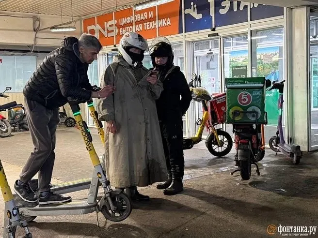 Delivery Club и Яндекс.Еда временно не работают в Санкт-Петербурге; курьеры и клиенты ищут альтернативы.