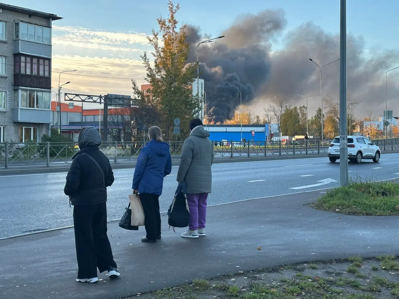 За ночь в регионе зафиксированы атаки беспилотников: пожар на нефтяной базе, перебои в работе ЦОД и повреждения объектов инфраструктуры. Пострадали жильцы.