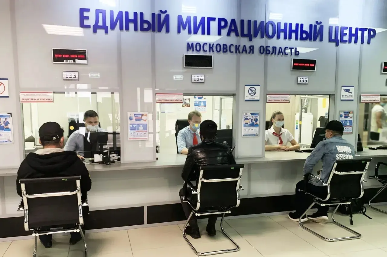 Правительство снизило квоту на выдачу разрешений на временное проживание и уменьшило резерв на 2027 год, затронув Москву, Санкт-Петербург и Ленинградскую область, а обсуждается будущее миграционной политики.