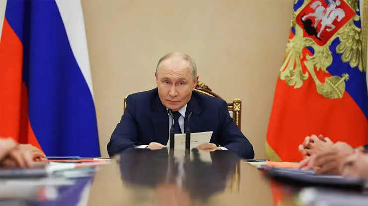 На форуме объединённых культур в Санкт‑Петербурге президент России сообщил, что Москва знает о нарушениях прав русскоязычного населения за границей и намерена действовать в гуманитарной плоскости и в рамках международного права.