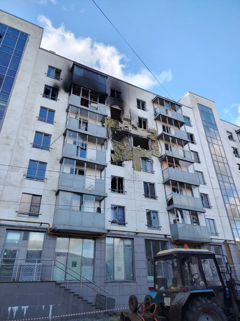 Пожар в жилом доме на Социалистической улице, 114 во Всеволожске: пострадавшие госпитализированы, на месте работают пожарные и полиция.