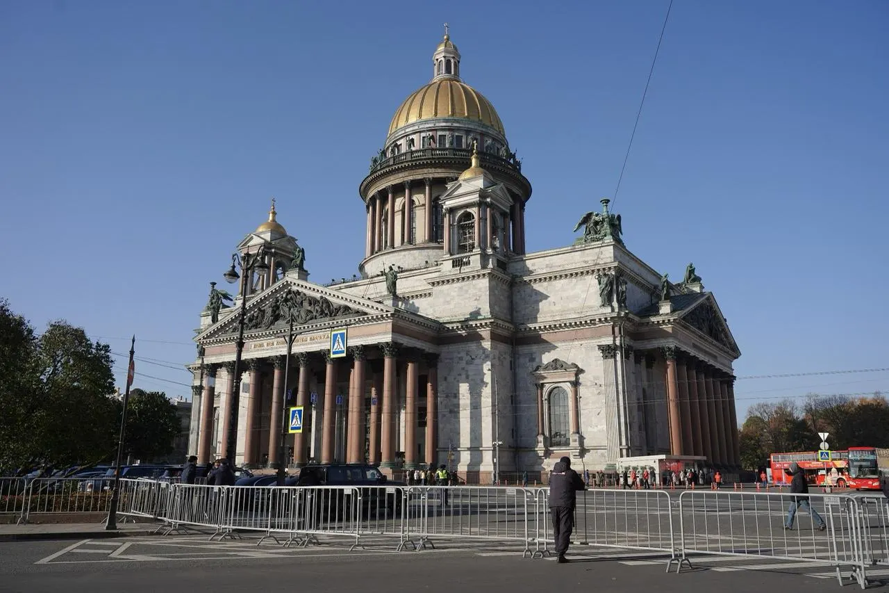 На участке от Невского проспекта до площади Исаакиевской усилено полицейское присутствие. Перекрыты подходы к важным объектам, создаются сложности для передвижения.