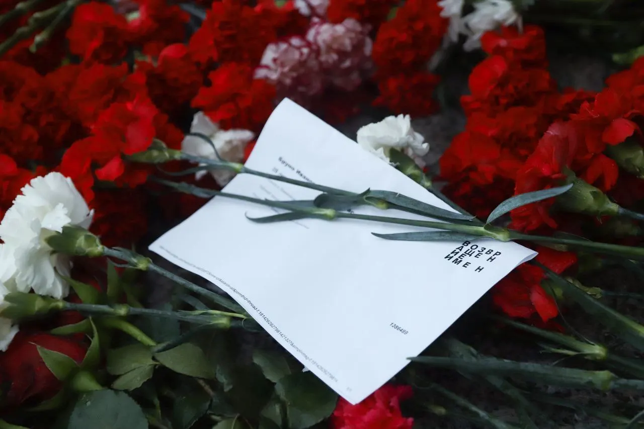 В конце октября — начале ноября в Санкт-Петербурге пройдут памятные акции, посвящённые памяти жертв репрессий: вечер воспоминаний, онлайн-трансляции чтений имён, возложения цветов и экскурсии.