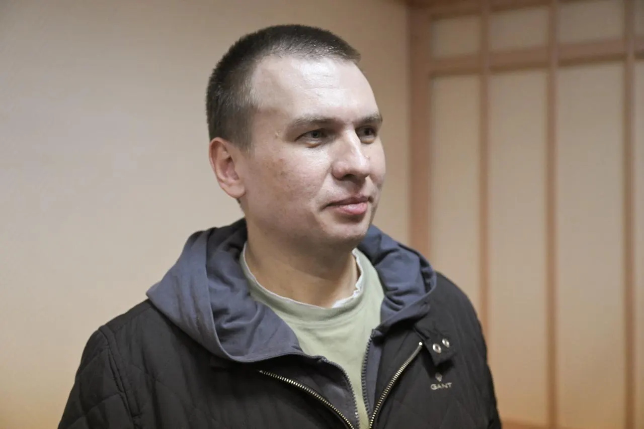 В Санкт‑Петербурге прошло первое очное заседание по делу блогера Ильи Ремесло, обвиняемого в распространении фейков об армии после критики Путина и войны. Заседание перенесли на время рассмотрения материалов, Ремесло выступил по видеосвязи.
