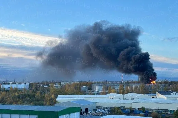 Десять пострадавших, семь из них госпитализированы; в регионе зафиксированы пожары на нефтяном терминале, отключения электроэнергии и задержки рейсов.